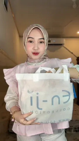 yeayy koleksi warna tass udah lengkappp😆 gemess bgtt pink nyaa #rekomendasi #tas #slingbag #shoulderbag #enji 