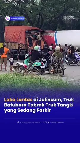 Kecelakaan lalu lintas terjadi di Jalinsum, tepatnya di jalur 2 Masjid Agung Dharmasraya, Rabu (22/10) pagi. Sebuah truk pengangkut batubara menabrak truk tangki yang tengah parkir di bahu jalan. Benturan cukup keras membuat bagian depan truk batubara ringsek, dan sopir sempat terjepit di dalam kabin. Beruntung, korban berhasil dievakuasi dengan selamat dan tidak ada korban jiwa dalam peristiwa tersebut. Video detik-detik pascakejadian itu turut dibagikan oleh akun Facebook Ira Yunita, memperlihatkan kondisi truk yang rusak parah dan proses evakuasi sopir di lokasi kejadian. #infodharmasraya #dharmasraya 