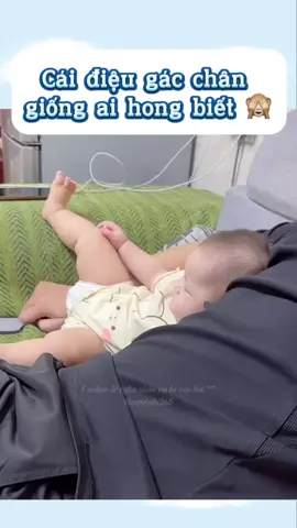 Cái điệu gác chân giống ai hong biết 🙈 #funnybaby #cutebaby #baby #babylove #cute            