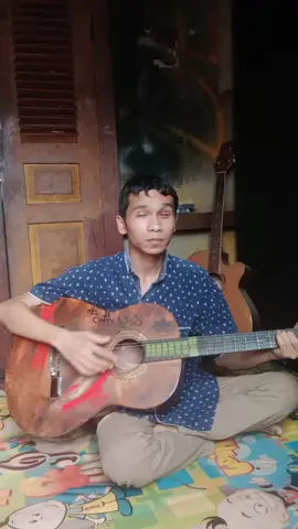 Lagi nyantai aja guys sambil bermain gitar.