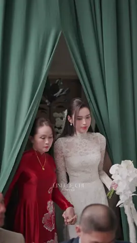 Mẹ cô dâu rưng rưng tiễn con gái yêu thương về nhà chồng, để con có thêm gia đình khác trân quý con. Chú rể lại tiếp tục ghi điểm với thái độ chuẩn mực của một chàng rể hiền lành, tử tế 💓 #linhlechiteam #hoahaudoha #vietvuongdoha #dohawedding #damcuoidoha