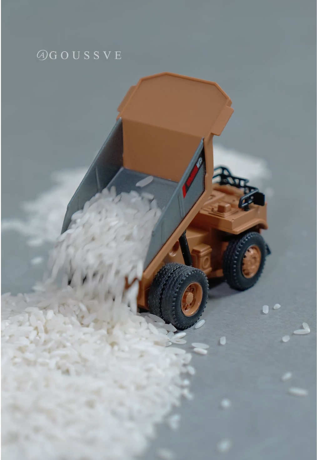 Just brought the construction site into my desk! This mini dump truck has a fully functional bed, metal panels, and drives like a dream. The detail is insane! 🚧 #rctruck #rctoy #constructiontoys #scalemodel #coolgadgets 