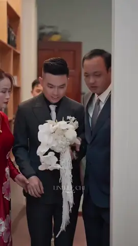 Khoảnh khắc hạnh phúc khi bố của Hoa hậu Đỗ Hà dắt tay chàng rể Viết Vương, đặt tay hai bạn trẻ lên nhau, đón nàng dâu xinh đẹp về nhà  Cre: Linh Lê Chí #hoahaudothiha #vietvuong #hoahaudoha #damcuoi #showbiz 
