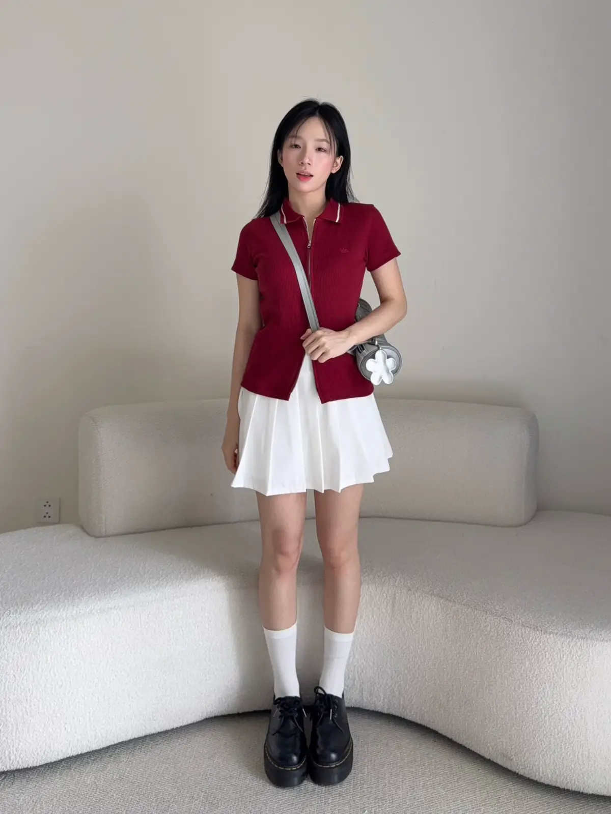 Twin Zip đỏ mix váy trắng xếp ly, form ôm nhẹ vừa xinh vừa tôn dáng .✨ Outfit đơn giản nhưng cực có 