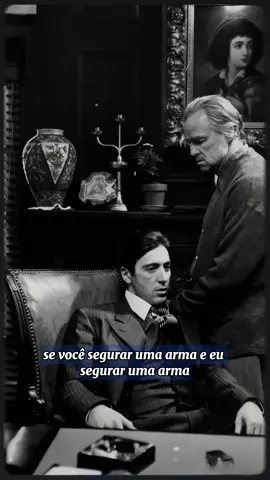 O texto coloca no centro a assimetria de poder: quando duas pessoas têm a mesma capacidade de coação (duas armas), a disputa pode ser mediada por normas e leis; quando apenas uma tem superioridade física/letal, “a verdade” passa a depender da força do mais poderoso. Isso revela uma tensão antiga entre o que é legal, o que é moral e o que é efetivo.