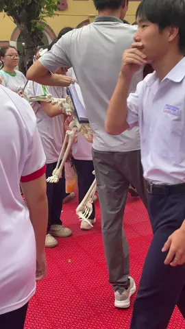 ủa bộ kéo co xong là còn v th á hả ?  #mariecurie #xh #fyppppppppppppppppppppppp #fyp #thpt 