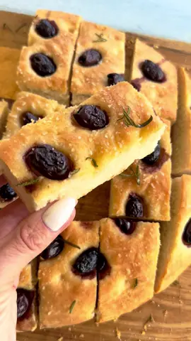This rosemary olive focaccia is so easy to make and so delicious. You can get this focaccia recipe over on poshinprogress.com. #focaccia #homemadebread 