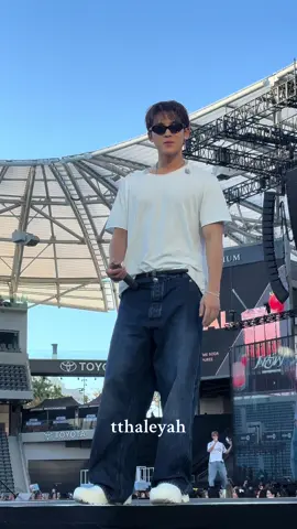 chat , who let me scream at this man like that😭 also did we have a moment right there 😏 #kpopfyp #kpopmutuals #svtcarat 