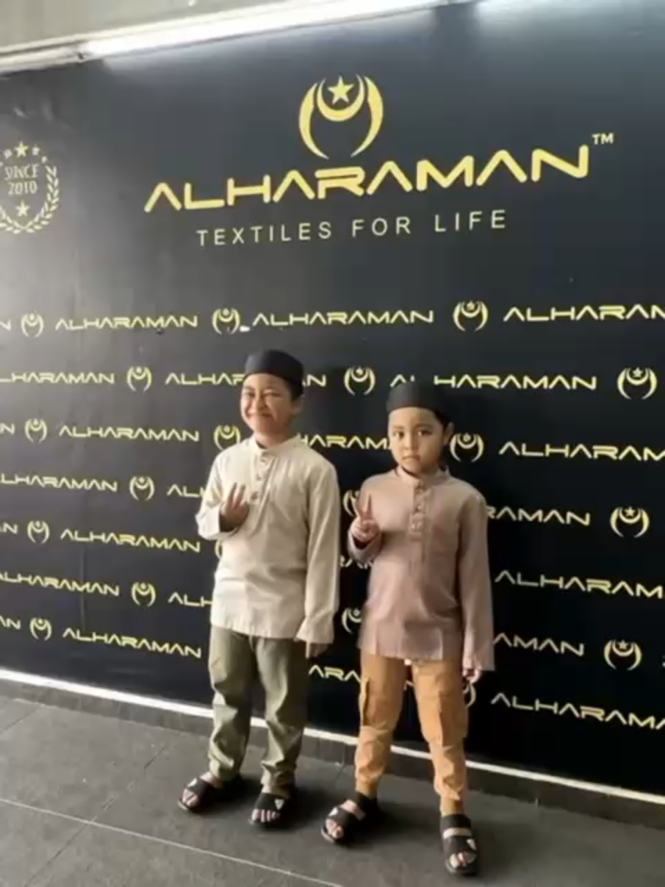 Kurta Remaja - 6 Warna XS-2XL  Serious lah. Kurta design premium, harga mampu milik. 6 Warna paling hot untuk look korang upgrade 10 kali ganda! 🔥 XS, S, M, L, XL, 2XL – Stock tak banyak dah! Jangan menyesal tengok orang lain pakai dulu.  Klik beg kuning 👆 sebelum saiz favourite korang licin! Save & share kat member yang tengah cari Kurta rare! #KurtaHot #LakuKeras #KurtaViralTikTok #LimitedStock #KurtaSale #KurtaPadu #KurtaBergaya #RemajaStyle #TikTokShopMall #JomBeli#Al-haraman #trending #hottrend #bajumodern #Kurta Viral #fyp