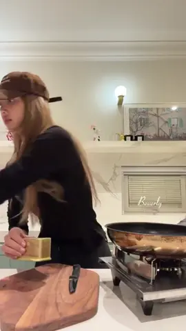 cooking with chef LISA @blackpinkofficial @LISA @LLOUD  #BLACKPINK #LISA #LALISA #LISAMANOBAN #LLOUD 
