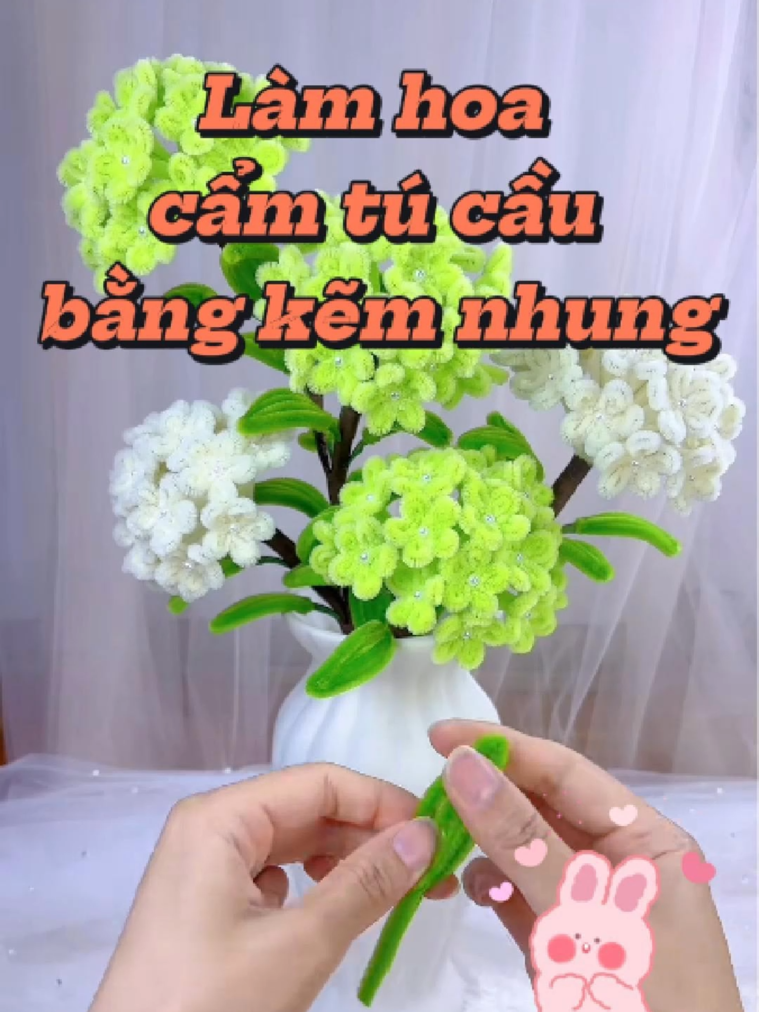 Những cánh hoa nhỏ kết lại thành một khối tròn giúp ta dần nhận ra hạnh phúc không đến từ điều lớn lao, mà từ những mảnh ghép nhỏ bé của yêu thương, của sẻ chia và của lòng biết ơn #lamhoabangkemnhung #hoacamtucau #lamdep #mypham #trangtrinhacua
