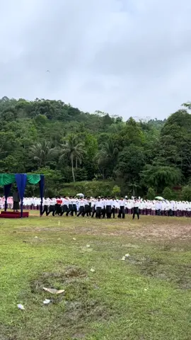 Meskipun sendal harus terputus tapi semangat tidak pernah putus 🫶  Semangat para Santri  Selamat Hari Santri Nasional  22 oktober 2025 #santribahik #baitulhikmah #upacaraharisantri #harisantrinasional #foryoupage