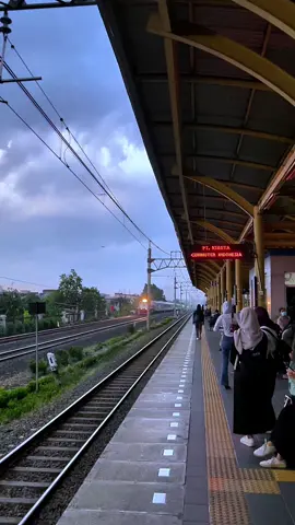Stasiun Kranji. Videonya boleh kalian ambil, di izinin. #foryoupage #fyp #jakarta #mediawb #krlcommuterline 