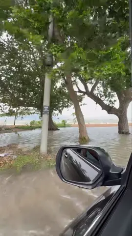 Fenomena Air Pasang Besar di Pengkalan Balak. Orang ramai dinasihatkan agar tidak menghampiri kawasan Pantai bagi mengelakkan kemalangan Jiwa yang tidak diingini.