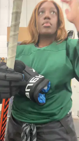 Guess who’s back on the ice ❄️ 🧊 ⛸️  • • • • • • • • • #hockey #womenshockey #hockeyplayer #icehockey #hockeytiktoks 