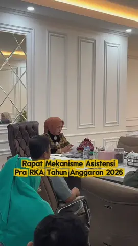 Hai Suvu👋🏻✨ Jumat, 10/10/ 2025 Saya memimpin rapat bersama Tim Pokja Asistensi Pra RKA T.A. 2026 di ruang kerja Sekretaris Daerah.✨ Rapat ini membahas mekanisme dan langkah strategis dalam penyusunan Rencana Kerja dan Anggaran (RKA) perangkat daerah agar selaras dengan prioritas pembangunan daerah dan visi Gubernur Sulawesi Tengah.✨ Melalui proses asistensi yang terarah, kita pastikan setiap program dan kegiatan tidak hanya tepat anggaran, tapi juga tepat sasaran dan berdampak langsung bagi masyarakat. 💪 Kolaborasi, ketelitian, dan komitmen menjadi kunci agar RKA 2026 mampu mewujudkan tata kelola keuangan daerah yang efisien dan berintegritas. Semangat🤍 #sulteng #RKA2026 #sultengnambaso #PerencanaanDaerah #birokrasiberakhlak 
