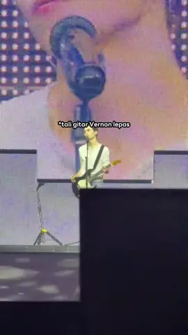 tetap tenang meski tali gitar nya lepas 🥹 #vernon #seventeen 