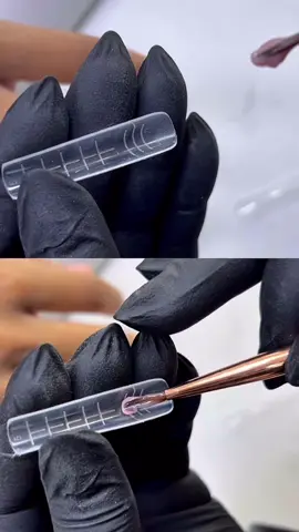 ✨A distribuição correta do gel no molde faz toda diferença no resultado do alongamento! 🩵 Saber a quantidade ideal de produto e fazer a acoplagem correta garante uma estrutura leve, natural e sem desperdício. 💅🏻 Esses são detalhes que transformam o teu trabalho — e eu te ensino tudo passo a passo nos meus cursos presenciais! 💫 #AlongamentoDeUnhas #MoldeF1 #CursoDeUnhas #NailDesign #Aperfeiçoamento 