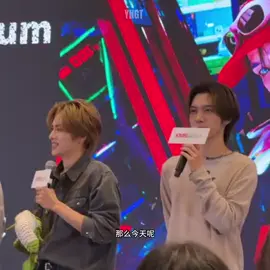 mereka kalau sama yang lain gass aja tuh saling peluk cium dg sayang , tapi napa lu berdua kagak begitu coba 😌😌 kenapa harus malu2 kucing??  ☺☺ emang kalau yang ada apa2 mah beda 😌😌 #henxiao #xiaodery #wayv #huangguanheng #xiaodejun 