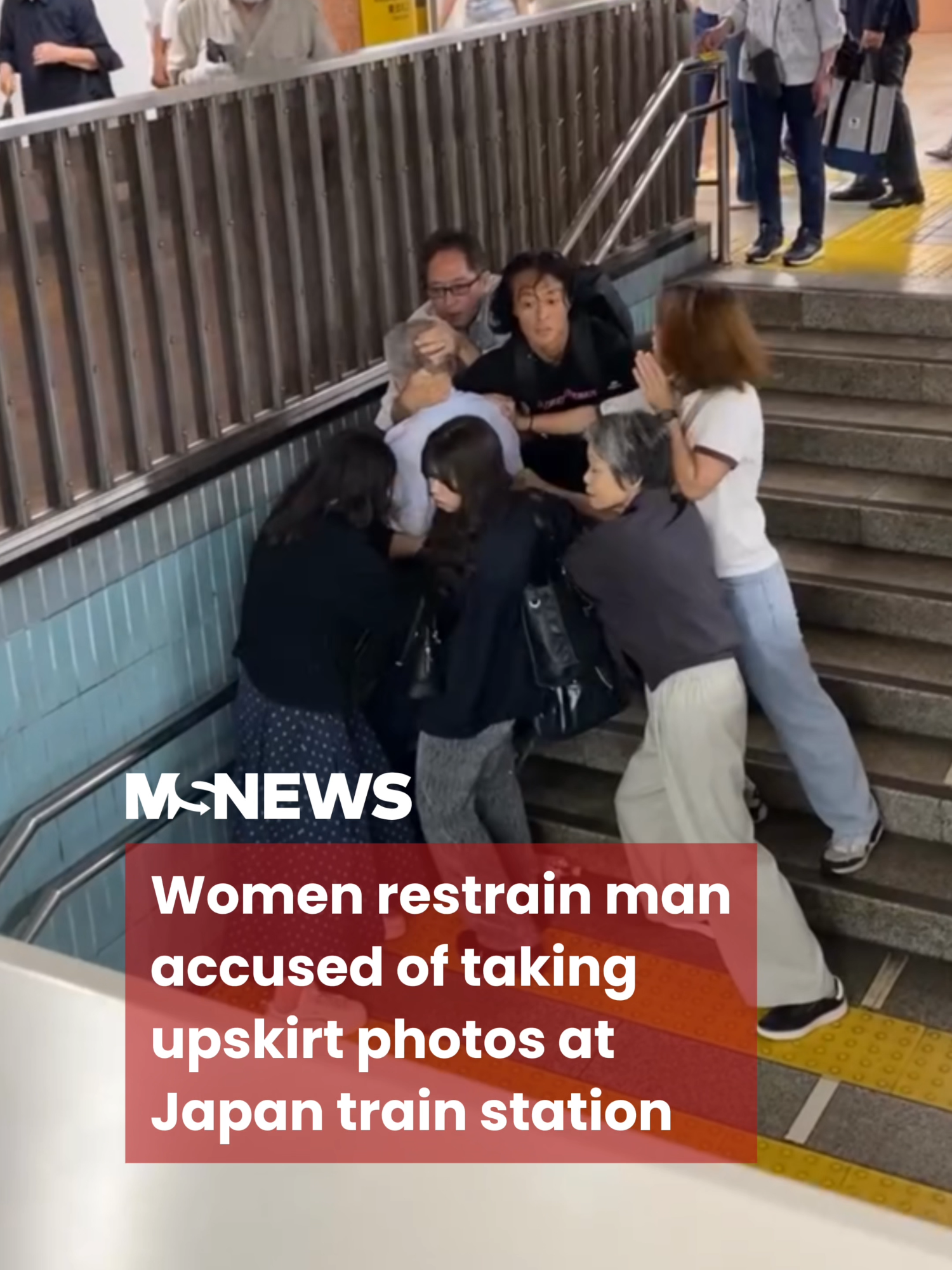 That one man who sat on the suspect until station officers arrived 👏👏👏#mustsharenews #sgfyp #japan