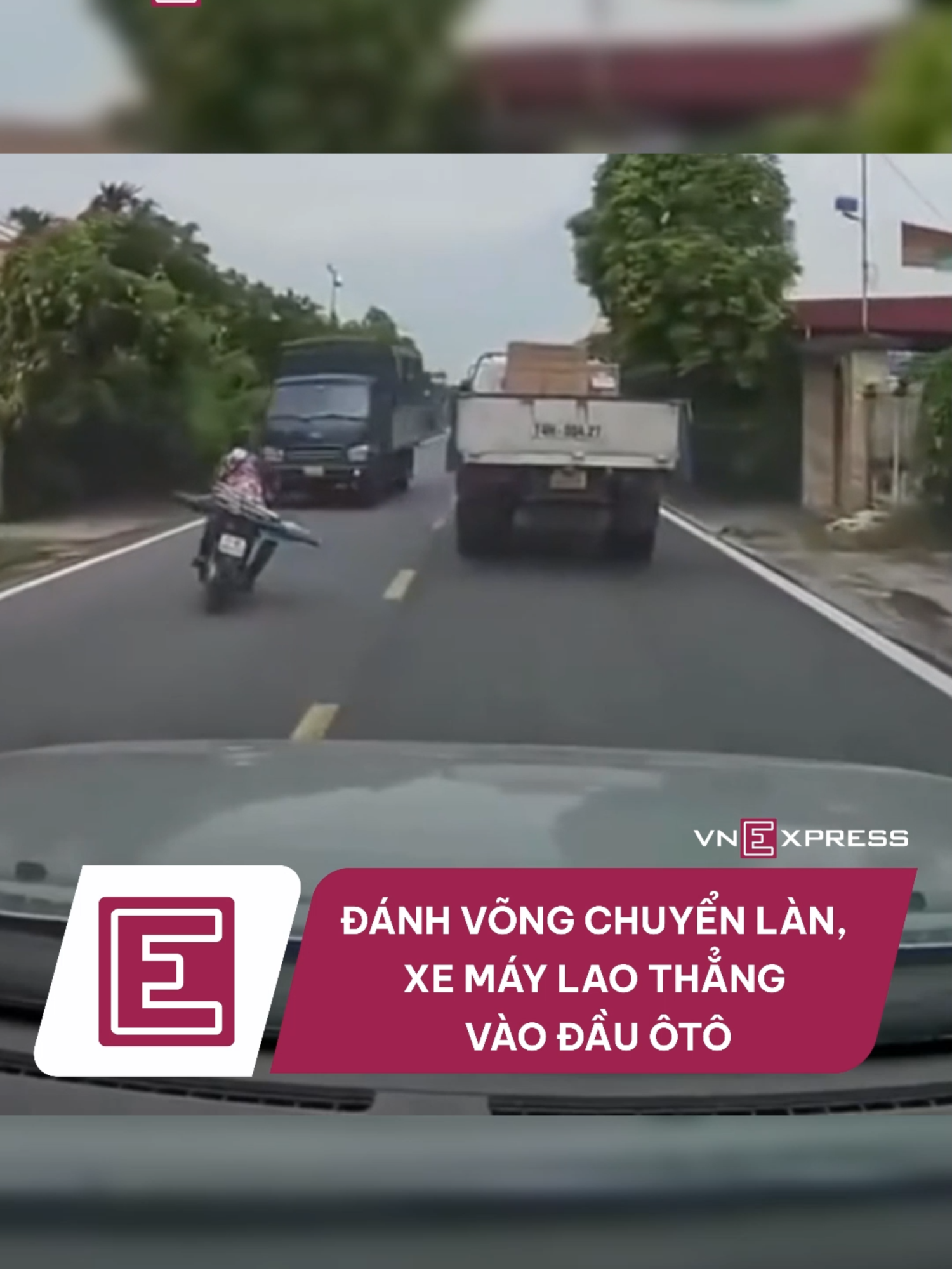 Lấn làn vượt ẩu ngay khi xe tải ở hướng ngược chiều đi tới, nam thanh niên bị đâm ngã ra đường, hôm 19/10 tại Thái Thụy. #tiktoknews #vne #vnexpress #giaothong