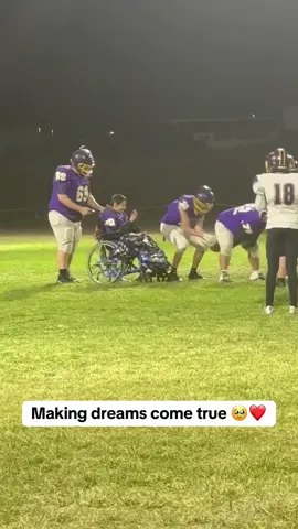 Sportsmanship at its finest 🔥❤️ (via cmaraej) #football #sportsmanship #highschool #highschoolfootball 