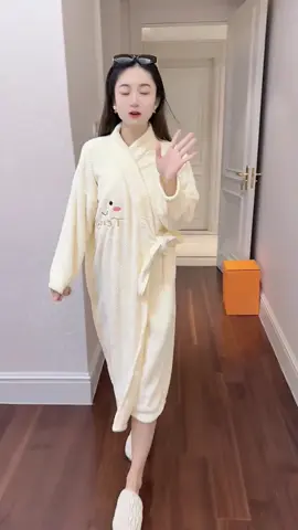 Chị em mua về mặc đông quá là ok , vừa là khăn choàng tắm vừa là áo ngủ , đẹp mà sang #aochoangtam #khantam #xuhuong 