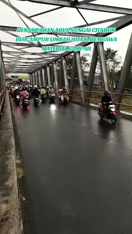 මේ ඉන්දුනීසියාවේ සිටාරම් ගංගාව .දිනපතා ටොන් ගණනින් බැහැර කරන කසළ නිසා  ජලය කළු පැහැ ගැන්වී ඇති අයුරු ..🥹