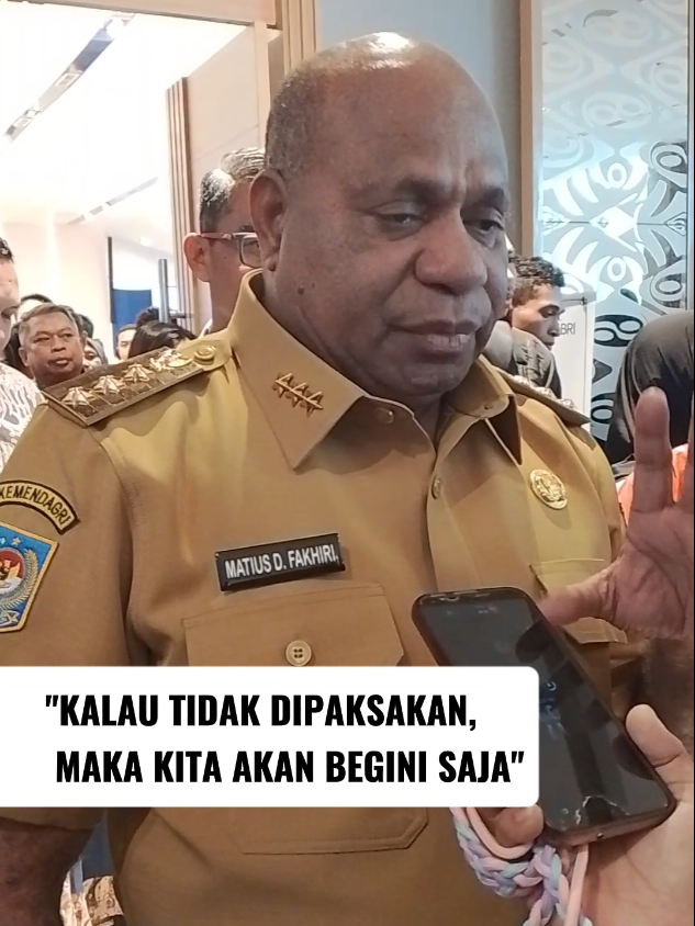Gubernur Papua Matius Fakhiri mendorong dinas melakukan pendampingan kepada pelaku UMKM.  Termasuk 145 pelaku UMKM yang menerima dana KUR melalui program pemerintah yang diterima secara serentak se-Indonesia dalam Akad Massal KUR 800.000 debitur pencipta lapangan kerja.  Penandatanganan dilakukan secara simbolis serentak, di Papua digelar di Kantor Gubernur Papua pada Selasa, 21 Oktober 2025. #umkm #gubernurpapua #matiusfakhiri @Pemerintah Provinsi Papua @Biro Umum & Adpim | Prov Papua @pikiranrakyat 