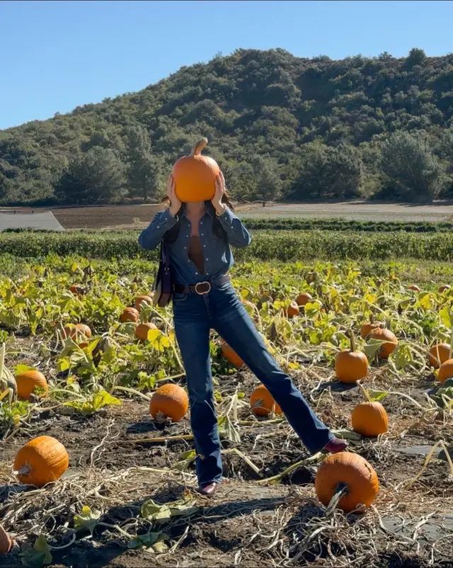 there's just something about a pumpkin patch date 🤭 denim on denim outfit @silverjeansco  📍 location is south coast farms u-pick, san juan capistrano  #pumpkinpatch #fallactivities #falloutfits #autumnoutfits #falloutfitinspo  
