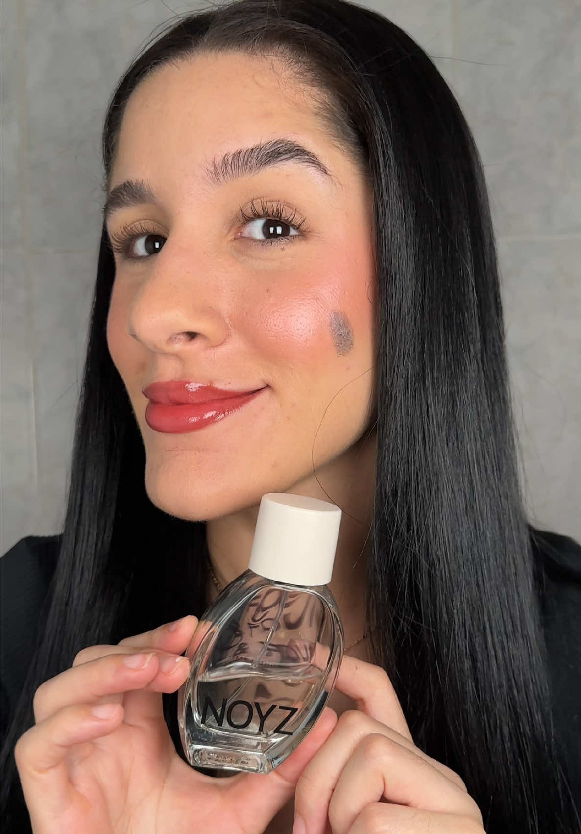 Este es un perfume fresco que no debe de faltar en tu colección de perfumes, algo que puedes utilizar a cualquier hora y vas a oler rico #perfume #fragancias #noyz #perfumetiktok #oloresricos 