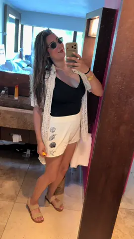 Day 7 OOTD! I’ve been loving this trip but this girl is exhausted. 😅 Need a vacation from a vacation! 🙊 Anyway, this was today’s ootd. And we’re still debating if we’re going out tonight because we still have to pack and tomorrow our flight leave kind early. We shall see. 😝 #OOTD #xcaret #vacationoutfit #fyp #paratii 