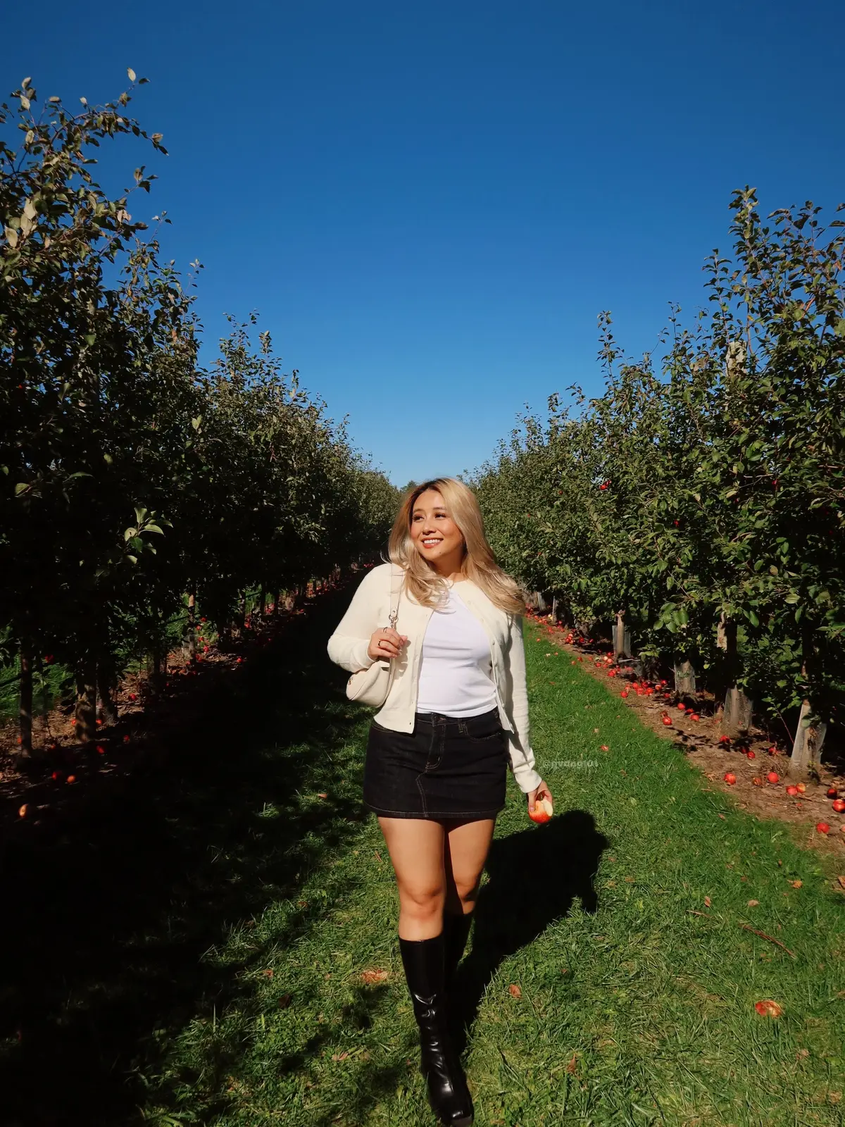 favorite time of year 🍂✨ #appleorchard #photoideas #poses #dateideas #fallactivities 