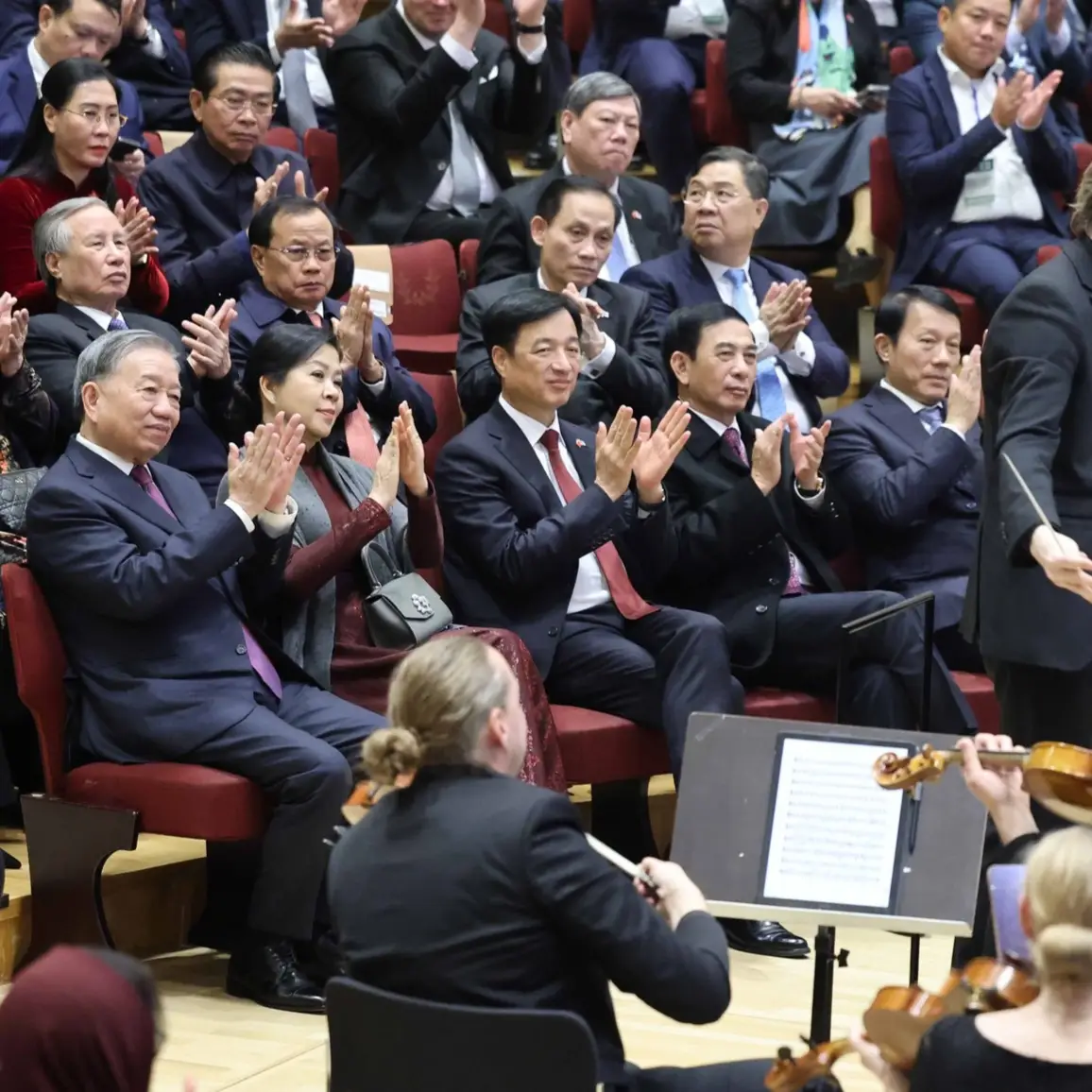 Trong khuôn khổ chuyến thăm chính thức Phần Lan, tối ngày 21/10/2025 giờ Phần Lan (tức rạng sáng 22/10 giờ Việt Nam), tại thủ đô Helsinki; Tổng Bí thư Tô Lâm và Phu nhân cùng đoàn đại biểu cấp cao Việt Nam dự Chương trình hoà nhạc đặc biệt do Đại sứ quán Việt Nam tại Phần Lan và Thành phố Helsinki phối hợp tổ chức. #TongBithuToLam  #xuhuongtiktok #viewtiktok 