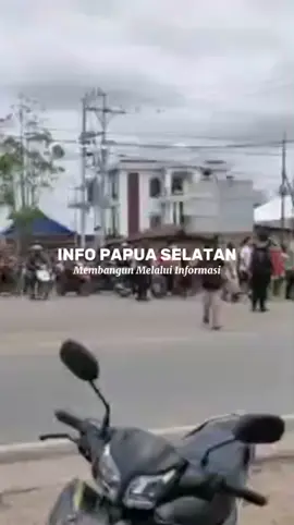 BREAKING NEWS – SUARA DARI TANAH PAPUA SELATAN! Ratusan masyarakat dan tokoh adat Orang Asli Papua di Kabupaten Boven Digoel hari ini menggelar aksi long march menuju Kantor LMA (Lembaga Masyarakat Adat). Aksi ini merupakan bentuk protes dan kekecewaan mendalam atas tindakan pembakaran mahkota adat Papua yang dilakukan oleh Balai Besar KSDA Papua bersama sejumlah oknum TNI / Polri