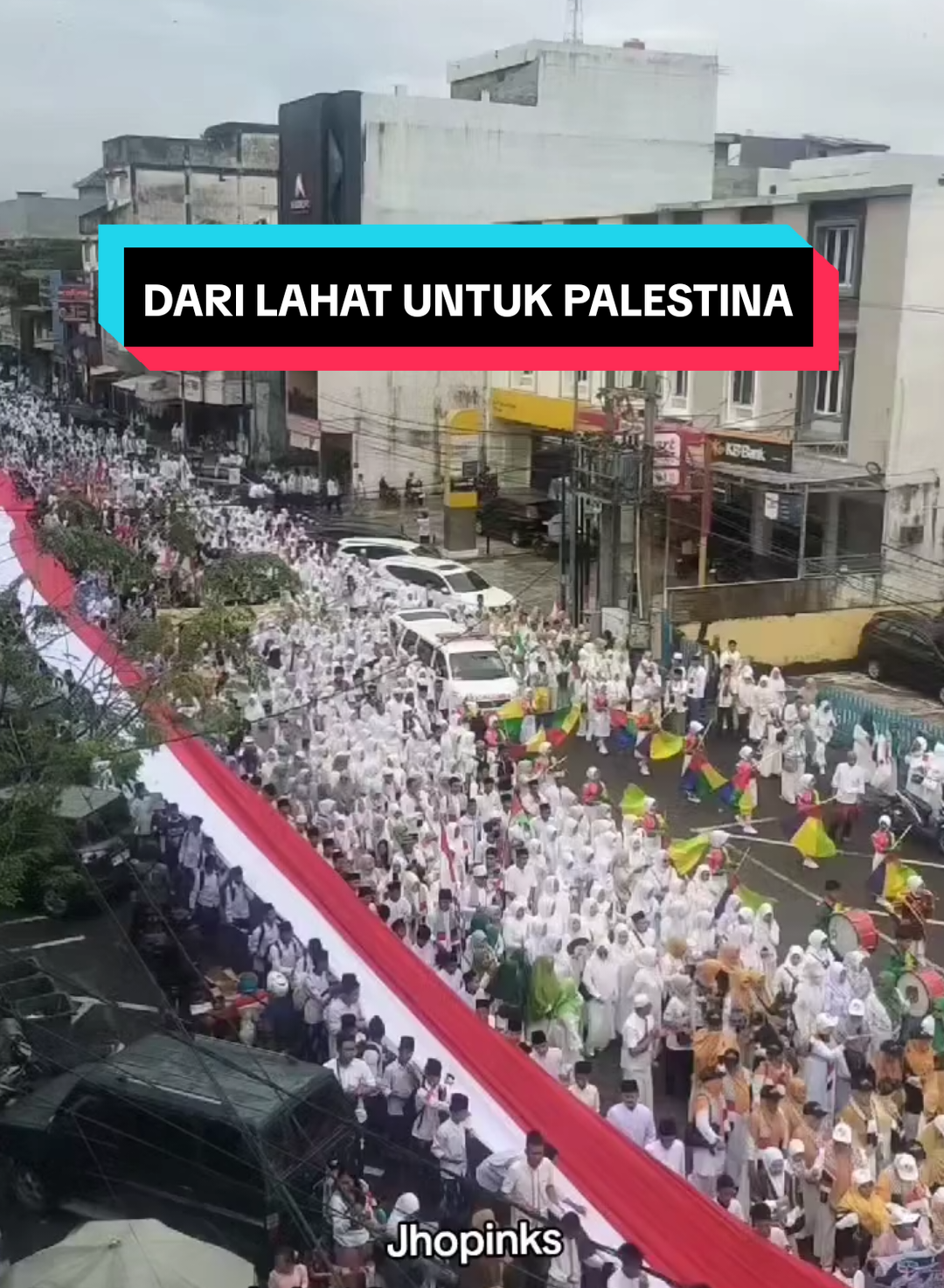 Di Hari Santri Nasional Tahun 2025, Pemerintah Daerah Kabupaten Lahat membentangkan Bendera Merah Putih dan Bendera Negara Palestina sebagai wujud aksi kemanusian.  Bendera sepanjang 1,5 KM tersebut membentang sepanjang jalan mayor Ruslan Lahat menuju lapangan seganti setungguan (Ex.MTQ) Lahat pada pukul 07.00 WIB, Rabu (22/10/25).  Longmarch disimpang stasiun Lahat, bupati Lahat yang didampingi oleh para tokoh nasional berjalan kaki menuju lokasi pusat acara keringat hari Santri.  