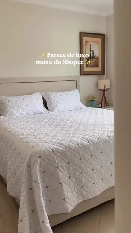 Quando a roupa de cama tem cara de luxo, mas o precinho é de milhões (da Shopee!) ✨😍 Amando esse edredom com esse matelassê. Não é publi, é dica de ouro! Quer o link? Comente 