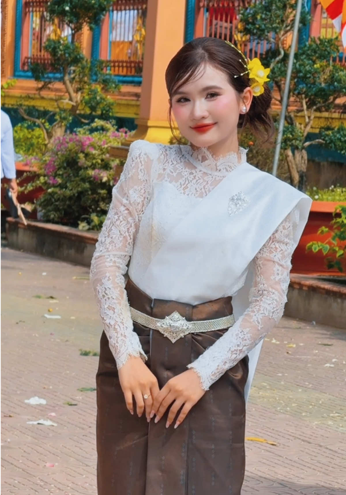 តោះ ....មកហែរកឋិនជាមួយពួកប្អូនចា៎👌🙏🏻🙏🏻🙏🏻 កឋិនឆ្នាំនេះសប្បាយណាស់ បានស្លៀក នូវ សម្លៀកបំពាក់ខ្មែរ បានរួមគ្នា សាងកុសល ...រួមមួយចំណែកនៃការផ្សព្វផ្សាយវប្បធម៌ ខ្មែរ...ពួកប្អូនឃើញ ថាមានមោទនភាពខ្លាំងណាស់ ដែលបានកើតជាកូនខ្មែរ🥰 ________ ___ # Trang phục_ @ÁocướiOanhNa #Bông_càitóc_Thollsall #វត្តសិលាទ្រ_ថ្មទល់