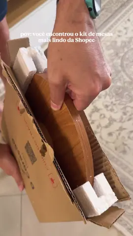 Transformação na sala com um achado incrível da Shopee! 🤩 Esse kit de mesas laterais é a prova de que dá para ter uma decoração sofisticada e moderna sem gastar uma fortuna. O acabamento amadeirado é perfeito! Quer o link e o nome da loja? Deixe um 