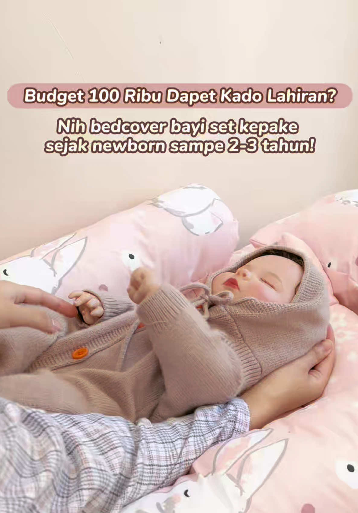 Budget rendah, tetep dapet kado lahiran 1 set sebanyak ini! 🥰🫶 Bahan anti iritasi dan jadi aman di kulit bayi ya. Include 2 bantal dan 2 guling loh. Motifnya banyak yang gemes-gemes juga jadi kamar anak lebih lucu 🤩 Yuk CO keranjang kuning sekarang! #perlengkapanbayi #ibuhamil #bedcoverbayi #kadobayi #homeliving 
