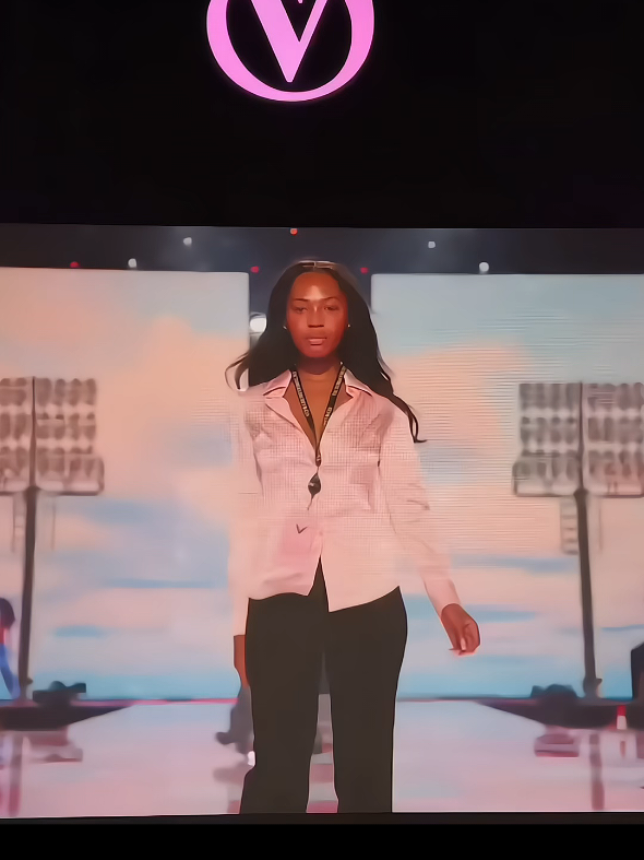 See how she serves vocals when she isnt sick? #kpop #Twice #victoriassecretfashionshow #victoriassecret #tzuyu @TWICE 