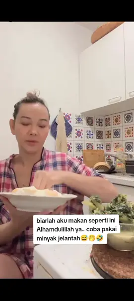 bunda makan pakai minyak jelantah ya Allah ya Allah 🤣🤭😅@Bunda Corla Ratu live Dunia @@bundacorlaofficialss2 #bundacorla #bundacorlaofficialss #bundacorlaterbaru  #fypviralシviral 