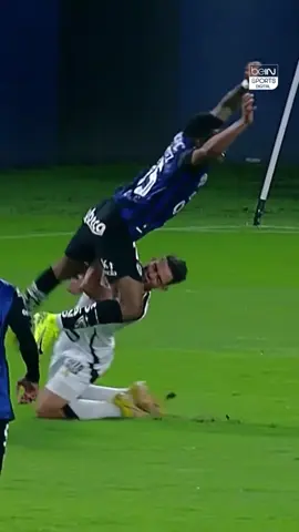Rodillazo en la cara y casi cae de cabeza😨 Así se vive la intensidad de la #Sudamericana A knee to the face and he almost landed on his head 😨 That’s the intensity of the #Sudamericana #beINSPORTS