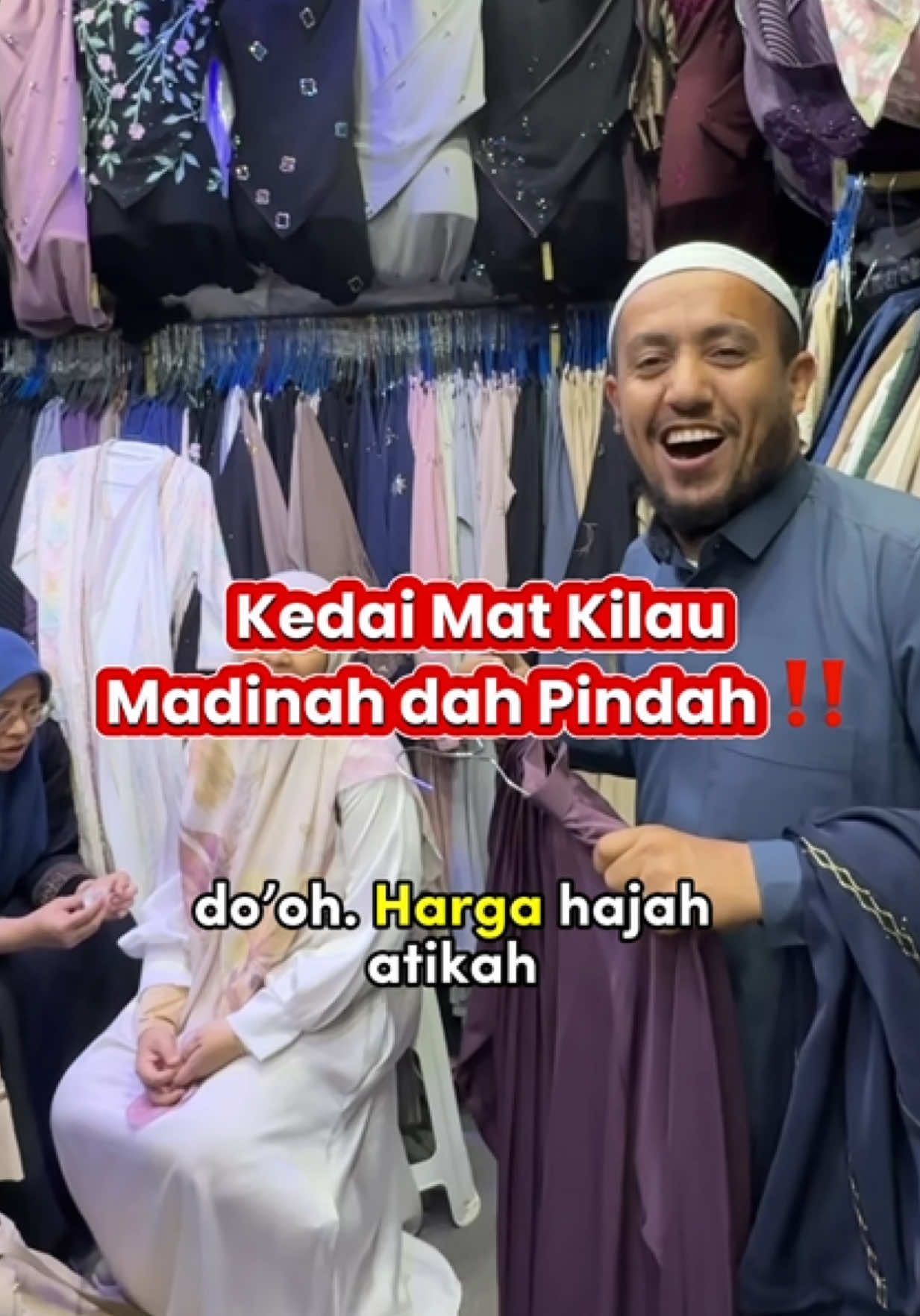 Kedai viral di kalangan jemaah Malaysia 😂 Korang kalau pi Madinah, singgah kedai dia minta diskaun 50% tau, free payung & free sejadah. Bukan kak ika cakap , Mat Kilau yang cakap #mekahmadinah #madinah #umrah2025 #umrah #madinahalmunawaroh 
