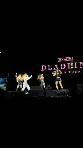 🖕🏼🆙the🌍 OT4 hahahaha #deadlineworldtour2025 #rogersstadium #blackpink 