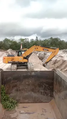 jadi kernet dlu 😅 #lokasi_pasir_km_40 #CV_INATON_PERKASA #operator_muda_punya_cerita 
