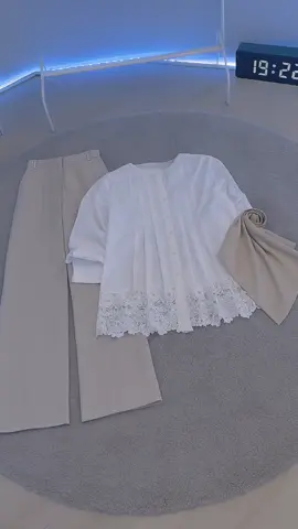 ✨ Look classy tanpa ribet! Outfit ini bikin kamu tampil elegan tapi tetap effortless 😍 Warna netralnya cocok buat semua suasana — dari hangout santai sampai ngantor 🌿 Jangan tunggu sold out, buruan check out sekarang sebelum kehabisan! 🛍️💨 #OOTD #outfitaesthetic #fashioninspo #ootdcewek #outfitkece 