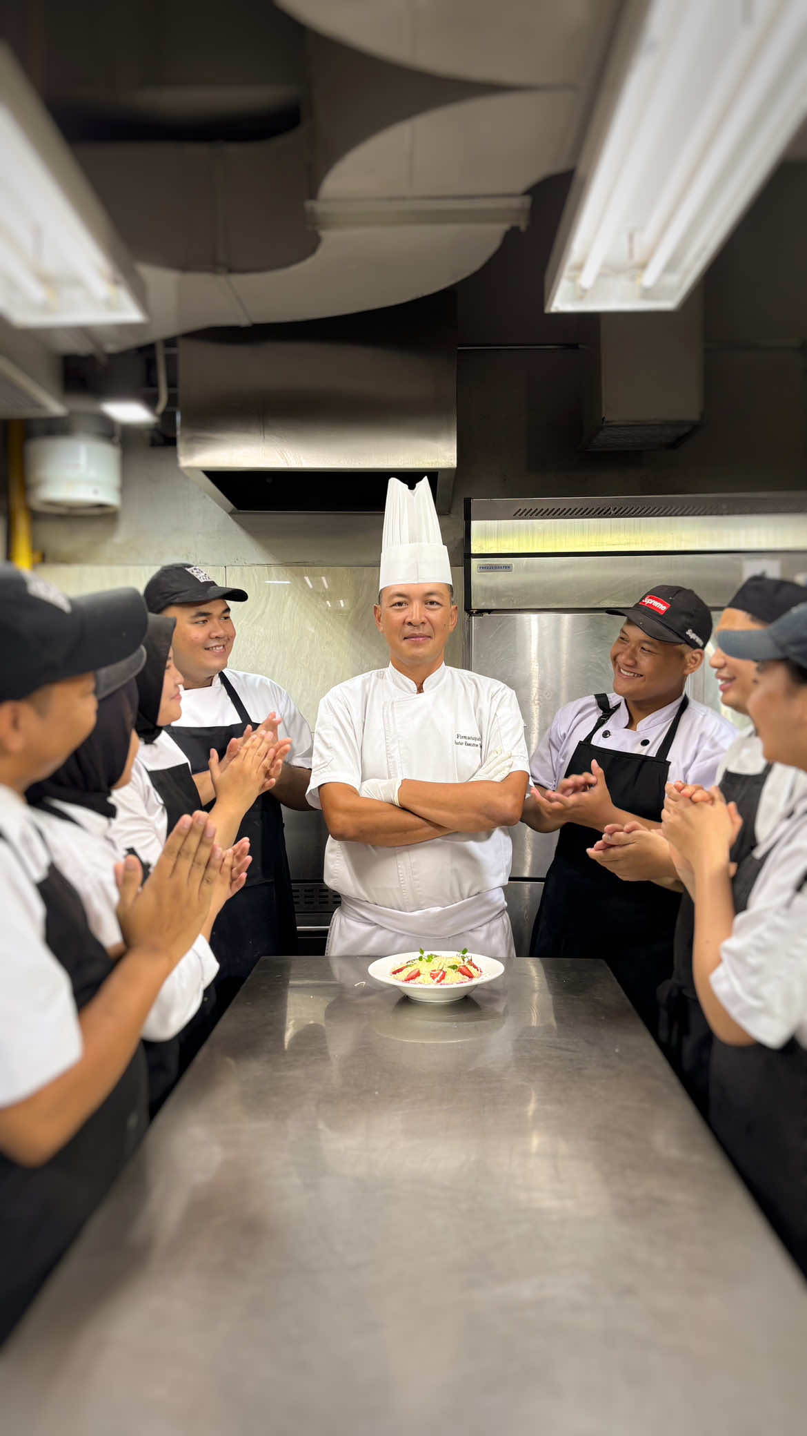 POV: When the Executive Chef steps in, every move becomes a masterpiece. From the first chop to the final plate, the team knows… Chef’s always right. #RoyalMalioboro #TuguRestaurant #ExecutiveChef #CulinaryShow #TeamSpirit   