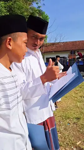 Dalam rangka Hari Santri Nasional 22 Oktober 2025, MTsN 5 Trenggalek mengadakan Apel Hari Santri dan dilanjutkan Pawai Ta'aruf yang diikuti seluruh Santri dan segenap civitas akademika MTsN 5 Trenggalek. Kegiatan ini dapat menumbuhkan semangat Nasionalisme dan perjuangan sebagai Santri Madrasah dalam mengarungi samudera tholabul ilmi. Hidup Santri Indonesia 🇮🇩🫰 #mtsn5trenggalek  #harisantrinasional2025  #kementerianagamarepublikindonesia  #madrasahhebatbermartabat  #fyp 