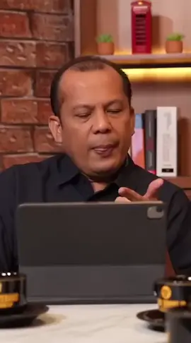 Mahfud MD Desak KPK Selidiki Dugaan Mark Up Biaya Proyek Whoosh Isu dugaan korupsi proyek Kereta Cepat Jakarta Bandung atau Whoosh kembali mencuat dan menimbulkan gelombang perbincangan publik.  Proyek transportasi modern yang digadang menjadi simbol kemajuan infrastruktur di Indonesia itu kini justru diselimuti pertanyaan besar soal transparansi dan efisiensi anggaran. Terkini, sinyal itu pun menuai tanggapan luas dari berbagai pihak. Diskusi publik pun semakin memanas setelah pernyataan Anthony kembali dibahas dalam siniar Mahfud MD Official pada Selasa, 21 Oktober 2025.  Dalam forum tersebut, eks Menteri Koordinator Politik, Hukum, dan Keamanan, Mahfud MD, menyebut bahwa KPK tidak perlu menunggu laporan untuk memulai penyelidikan. “Kalau melihat pernyataan Pak Anthony, ini mengatakan ada dugaan mark up. Dari sisi hukum itu perlu dipelajari, apakah betul seperti itu. Kalau pun ada, berarti perlu diselidiki,